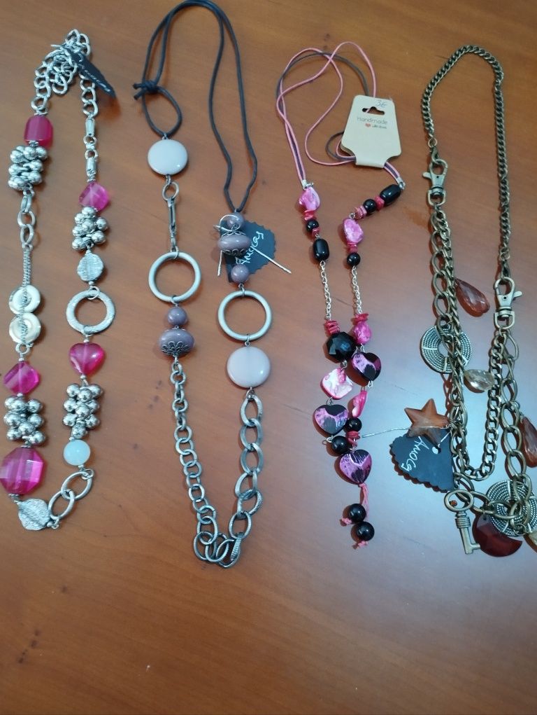 Pulseiras e colares novos