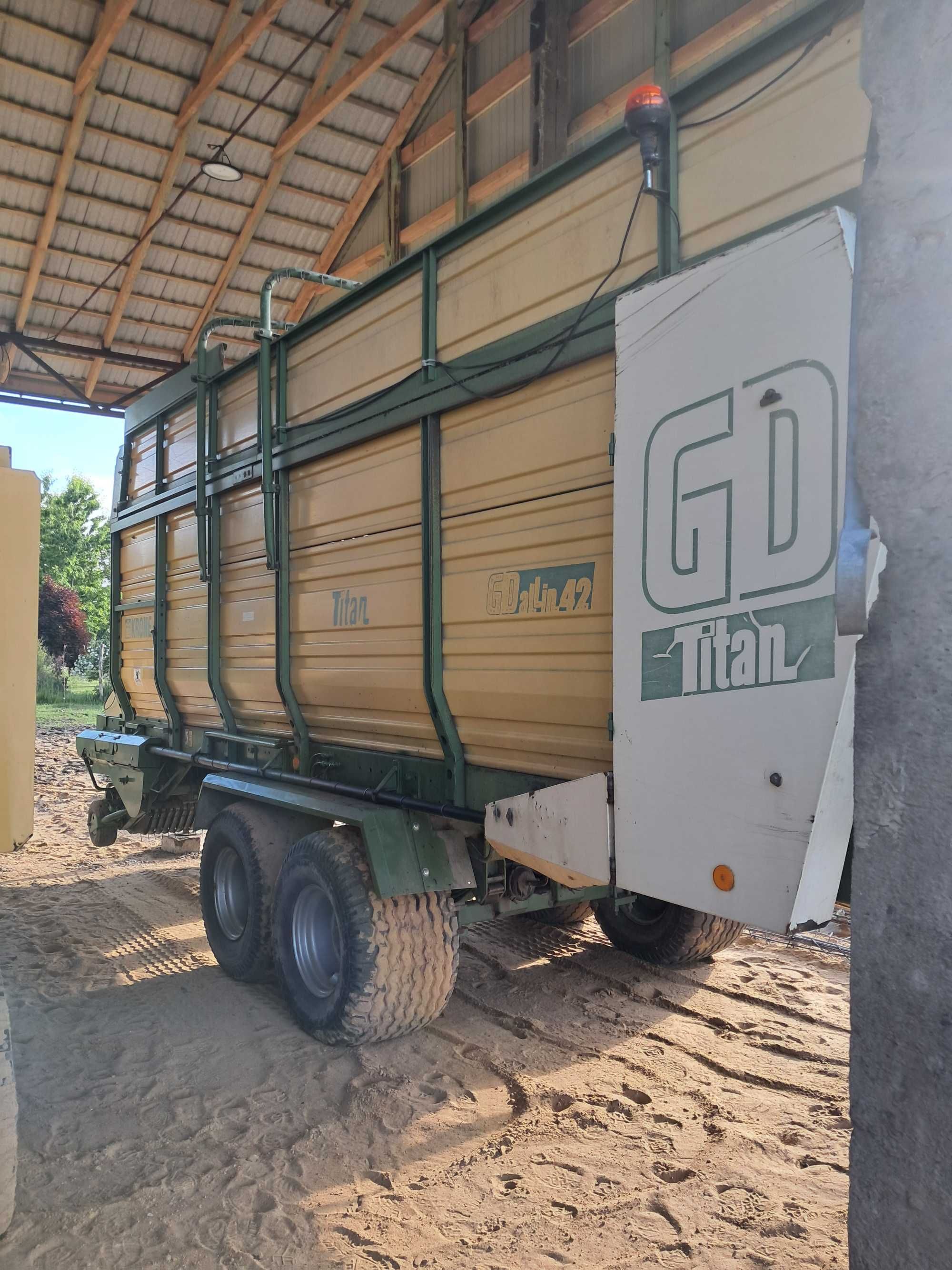 Przyczepa  objętościowa, samozbierająca Krone Titan GD 6/42