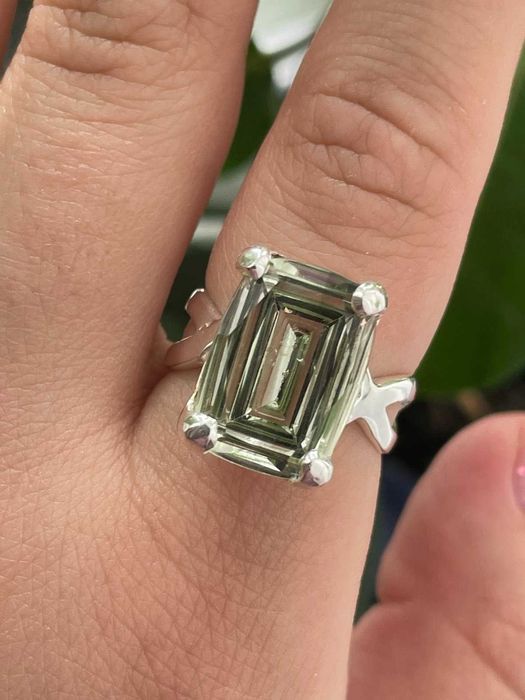 Кольцо из серебра 925 пробы с зеленым топазом.Размер 18