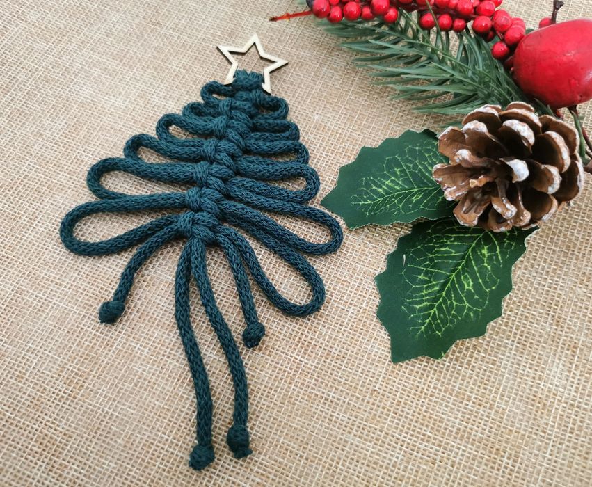 Zawieszka świąteczna ozdoba choinkowa bombka zielona choinka makrama