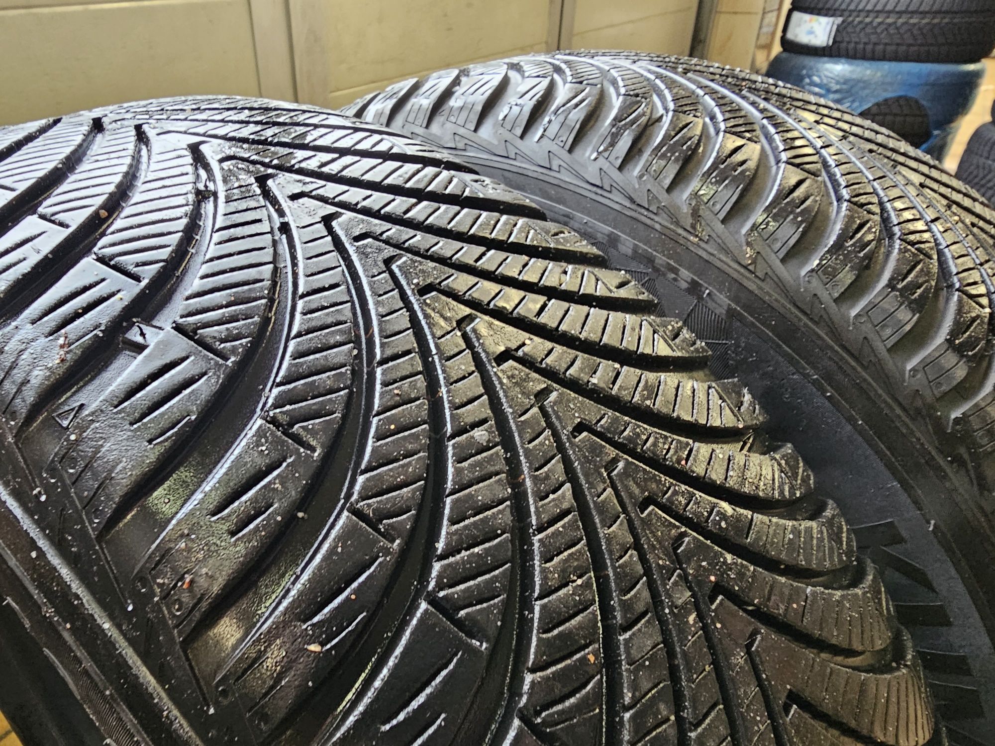 Opony wielosezonowe całoroczne Kumho 215/60 R16 2022