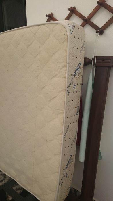 Cama e 2 colchões
