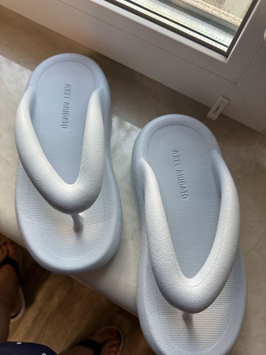 Шлепанцы и вьетнамки Axel Arigato