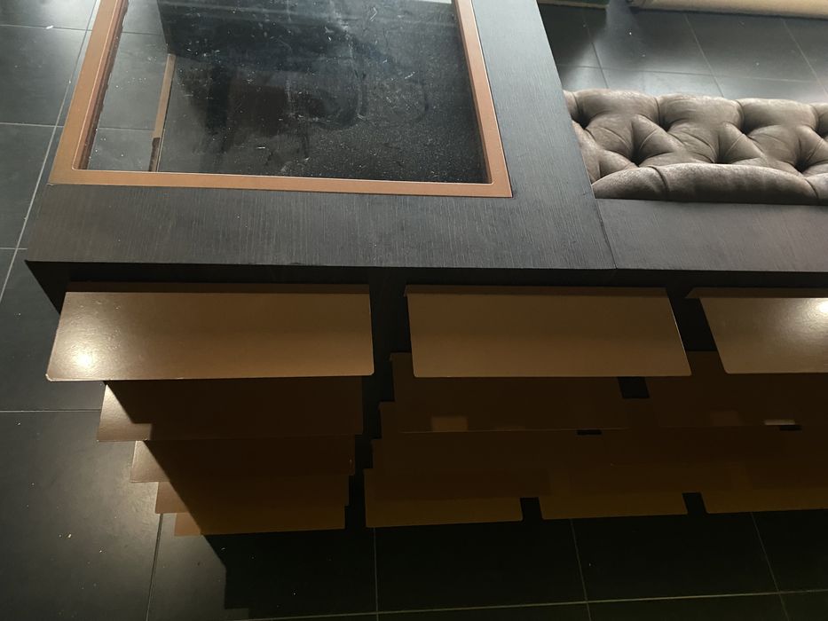 Banco em madeira e capitonê