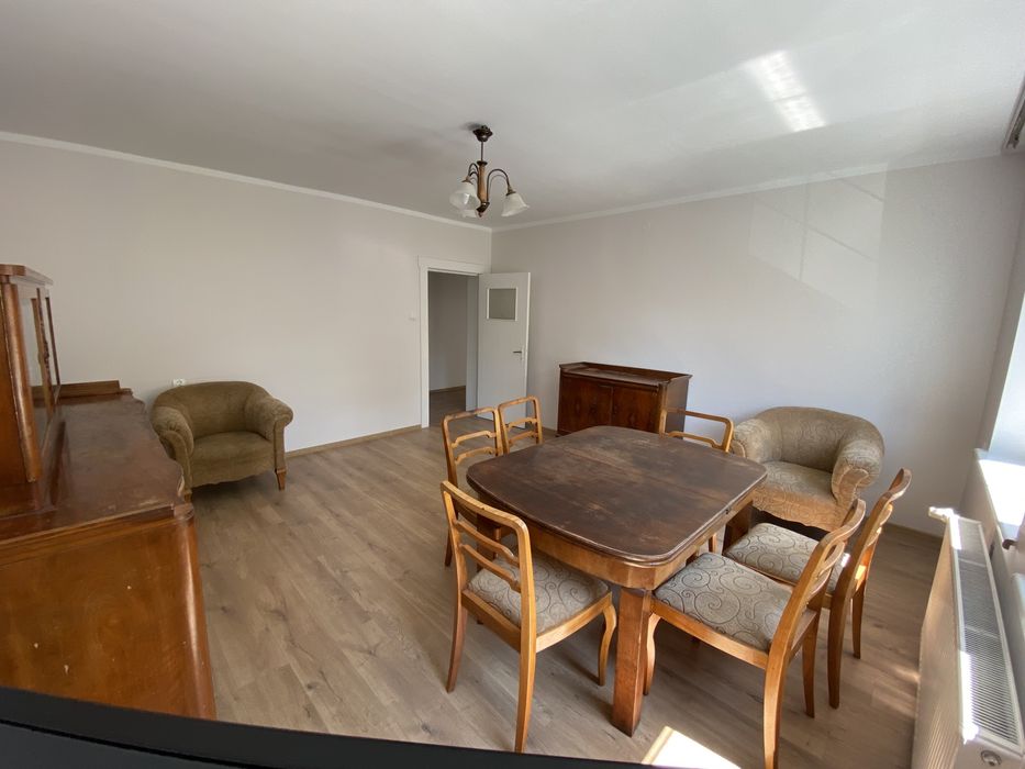 Duży rodziny rozkładany stół z krzesłami - Antyk