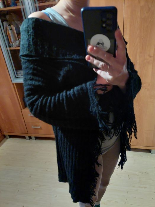 Czarne, ciepłe ponczo z frędzlami