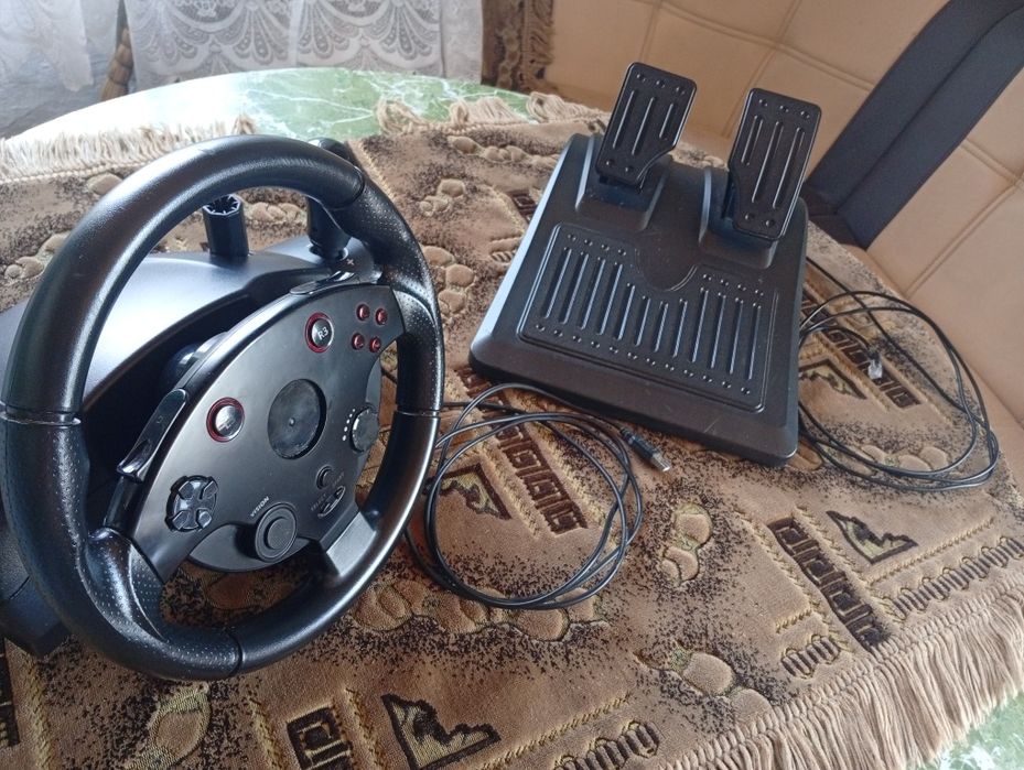 Продам йгровий руль в хорошому стань все працює деталь в опись
