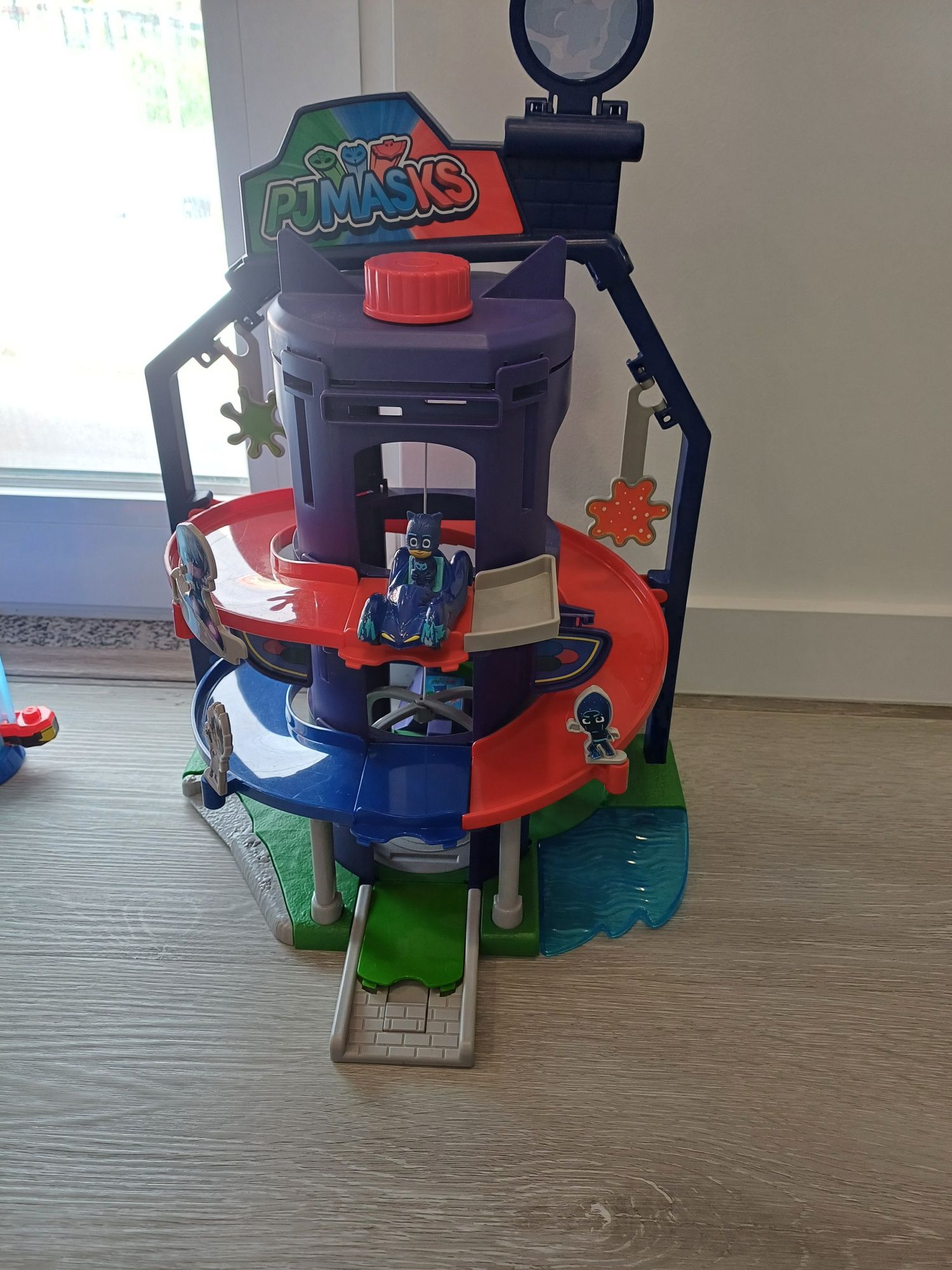 Sede pj masks com veículo