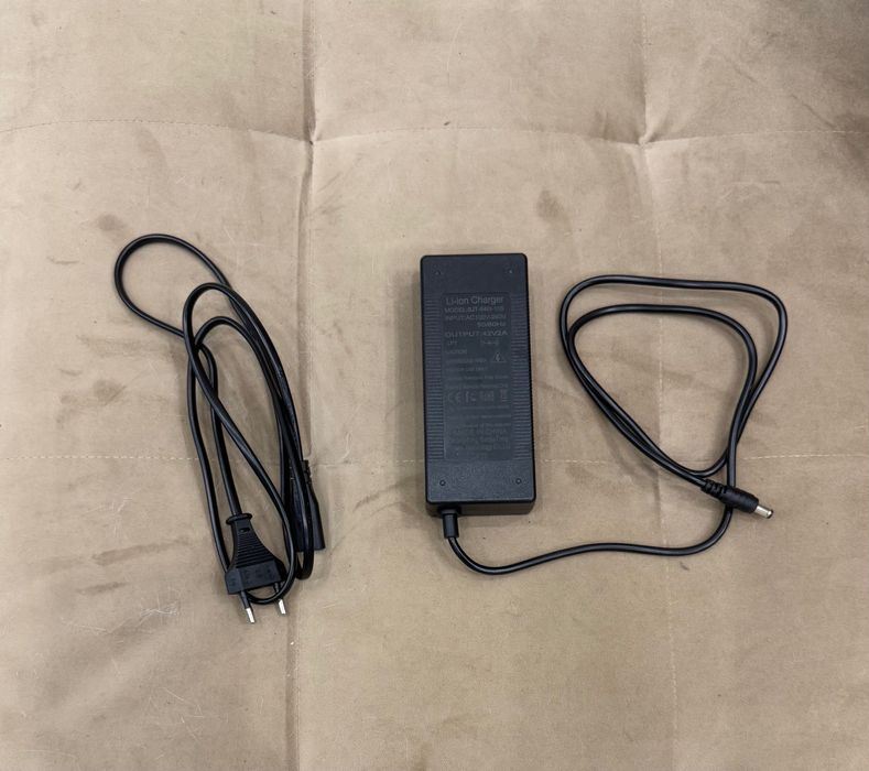 Зарядний пристрій для самоката