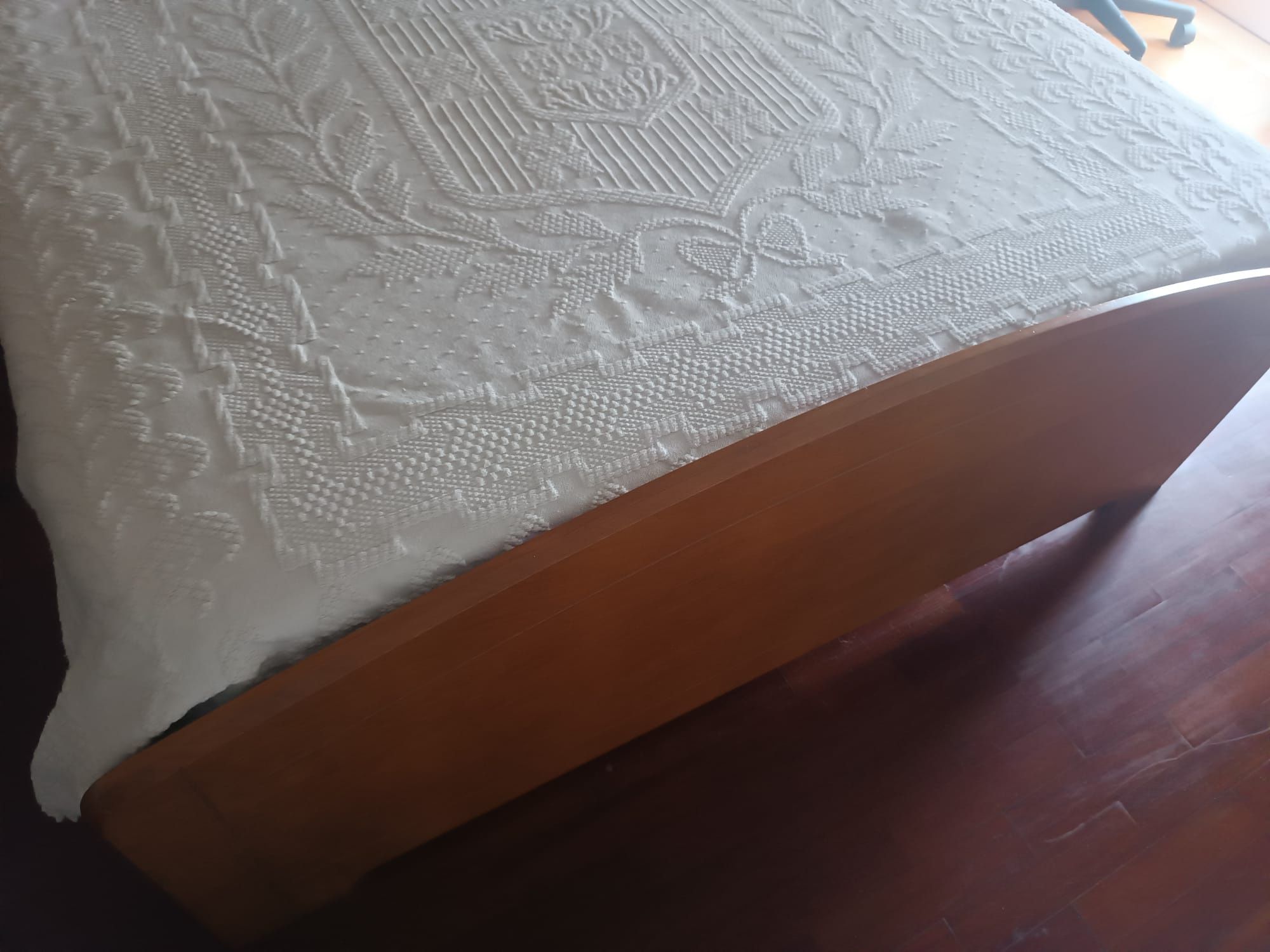 Uma cama 2 cabeceiras e um aparador de 4 gavetas.