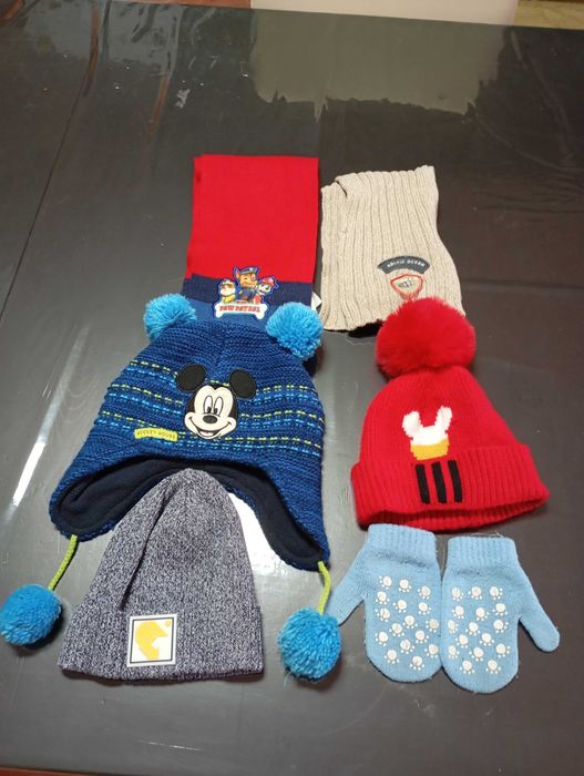 Lote do gorros e cachecol de criança