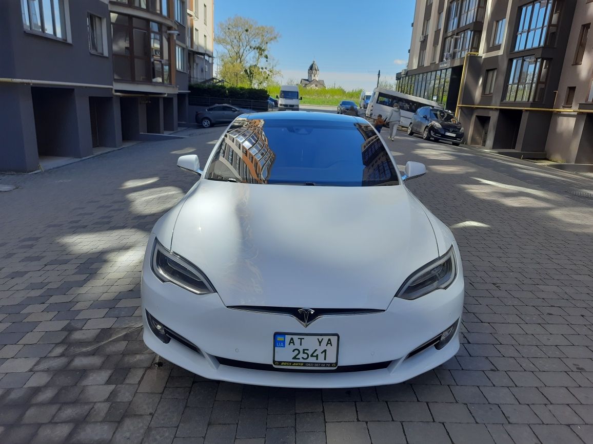 Tesla Model S Dual motor 2016 75Kw 400км.