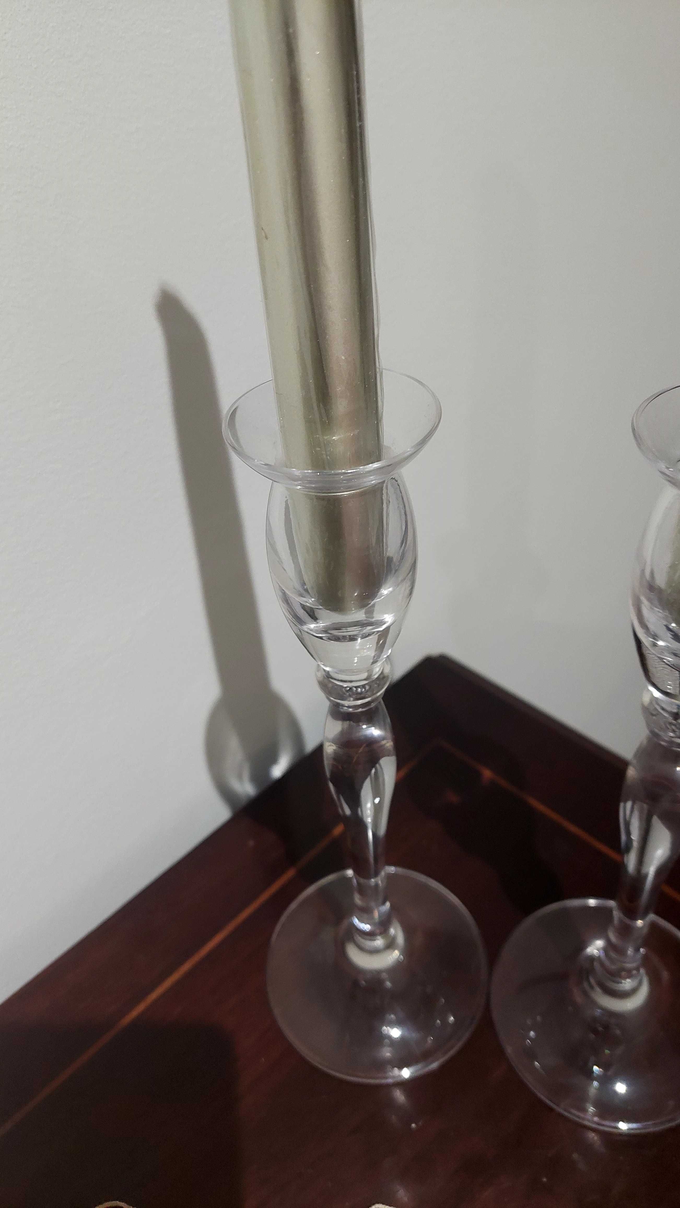 Par de castiçais com velas douradas