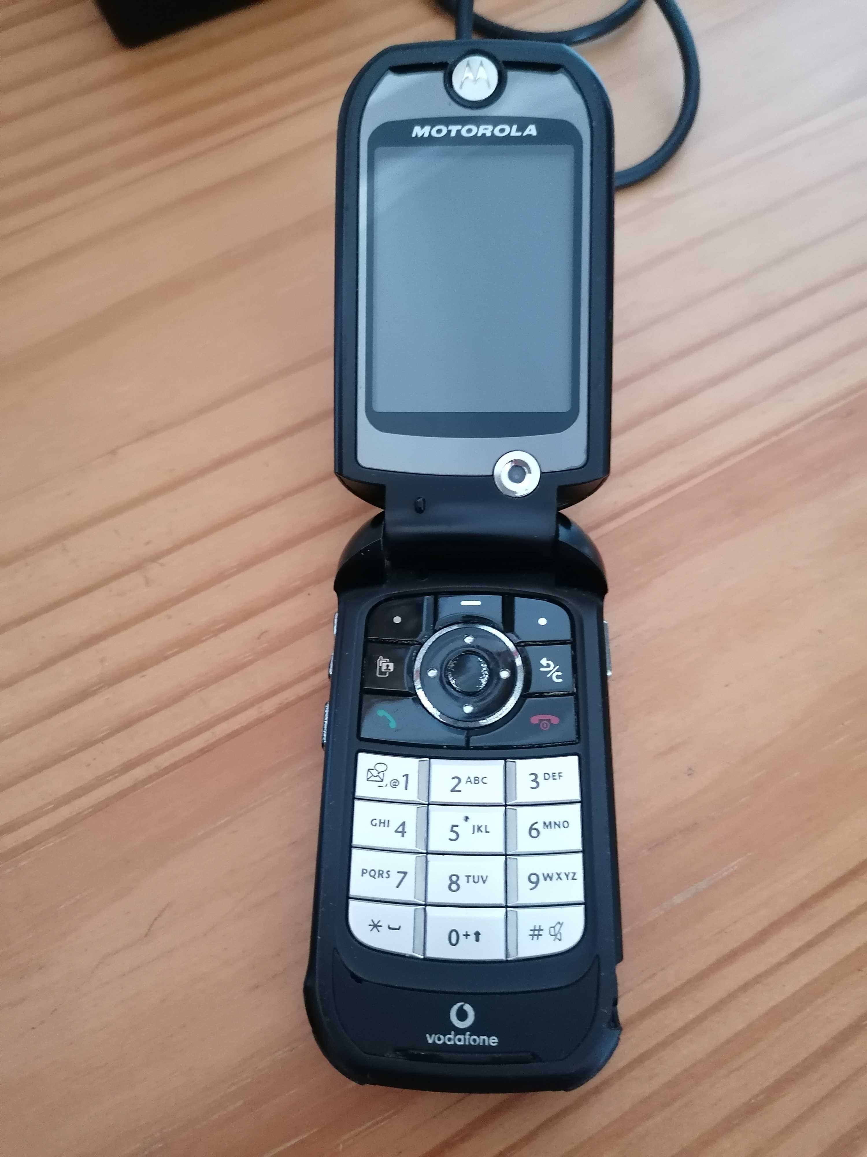 4 telemóveis + 1 MP3 + 1 MP4
