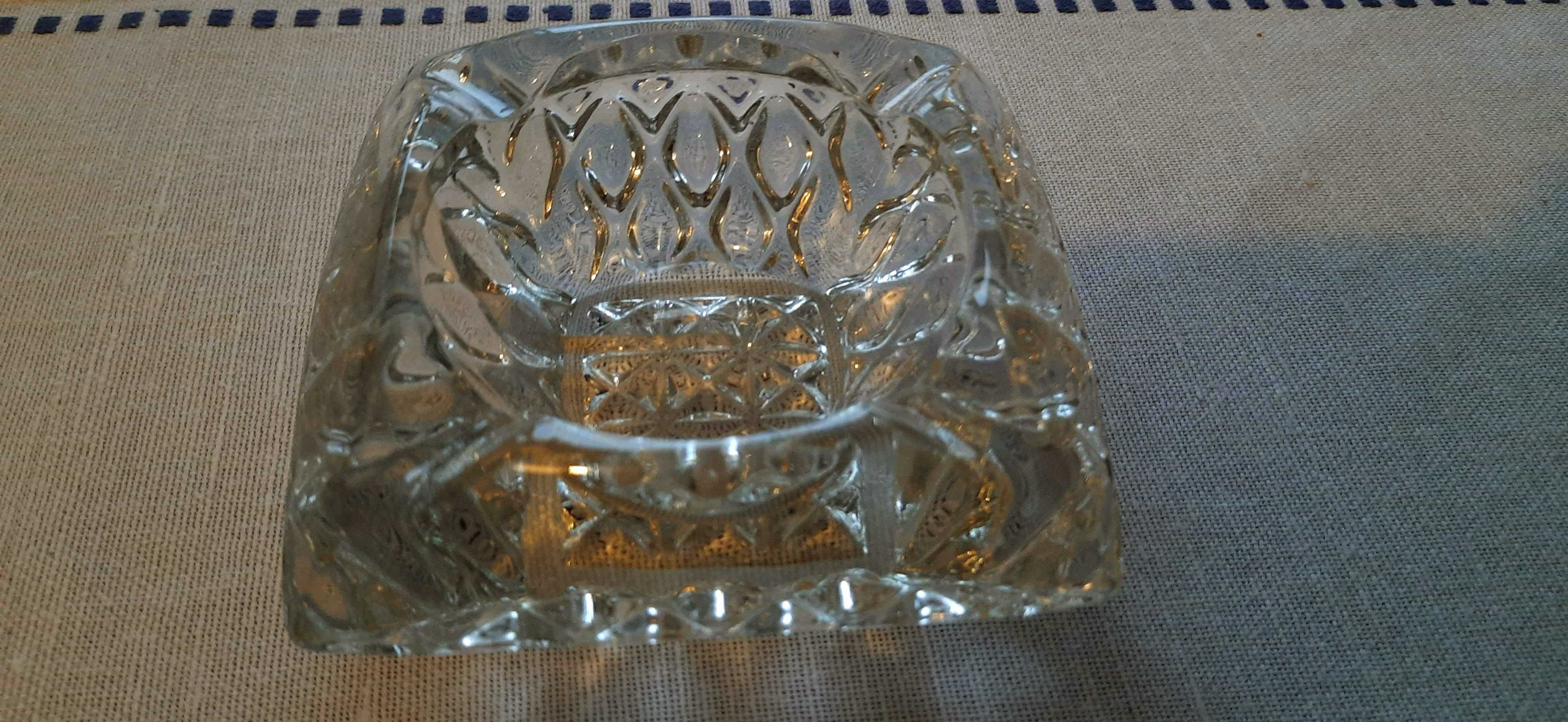 Kryształowa popielniczka z PRL-u wysokość 5,5 cm, 4 boki po 12 cm