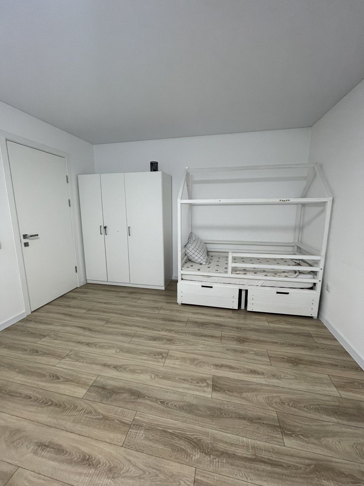 Продам 3кім.з є/ремонтом,обжитий,н/б,ліфт на поверх