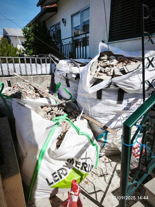 Aceito entulho madeiras pladur telhas pedras  ferro