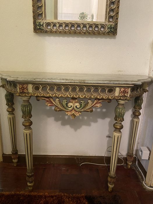 Vende-se mesa de apoio e espelho