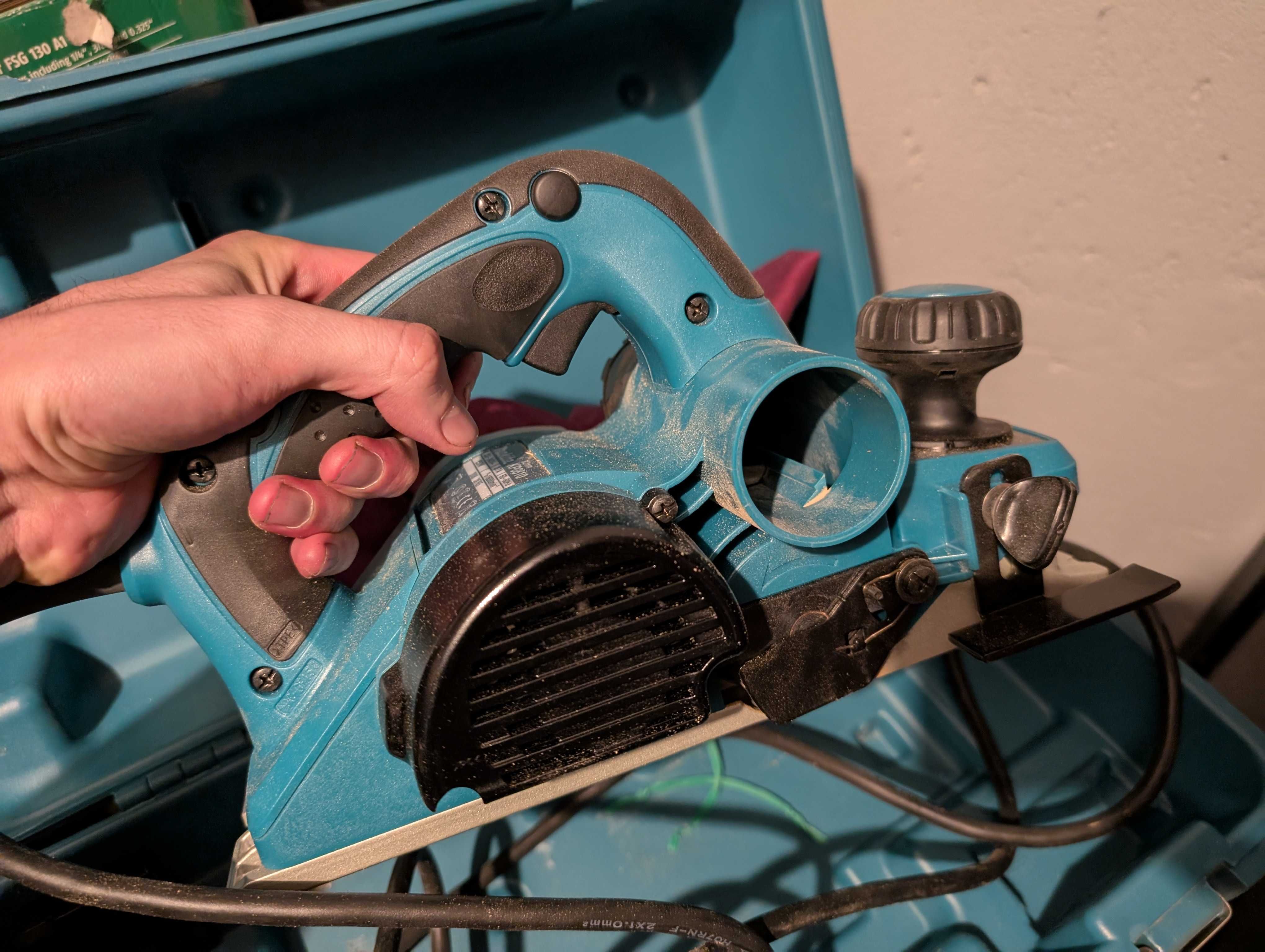 Електрорубанок Makita KP0810 в кейсі