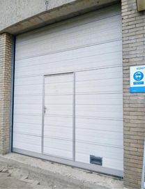 Brama panelowa segmentowa garażowa z drzwiami serwisowymi 300 x 325