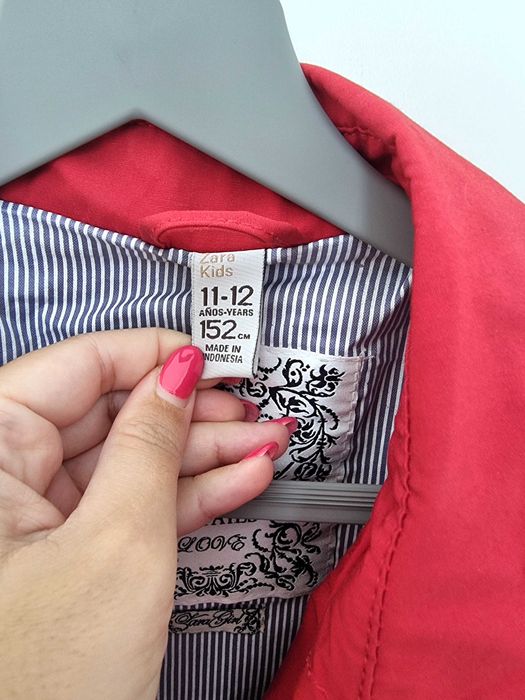 Gabardine vermelha com cinto Zara Kids, tamanho 11-12 anos
