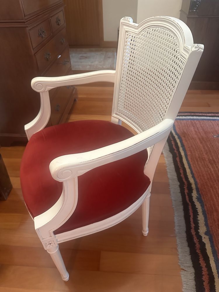 Vendo cadeira em palhinha branca forrada a veludo vermelho