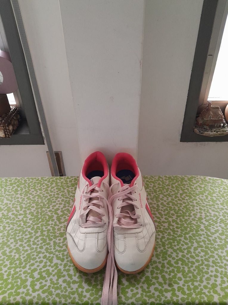 Vendo Sapatilhas de Senhora REEBOK muito bonitas como novas