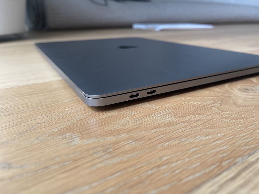 Потужний MacBook Pro 15" 2019 32Gb AMD Radeon 650$