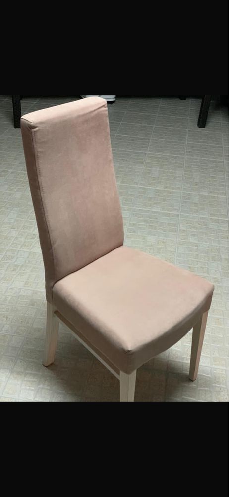 Cadeiras novas, de cor rosa velho