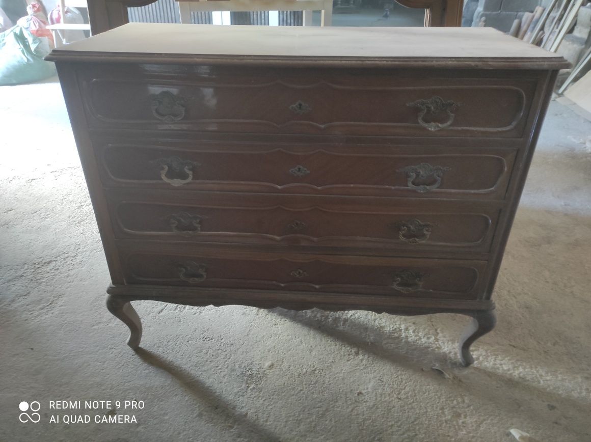Comoda vintage Queen Anne, com processo de restauração