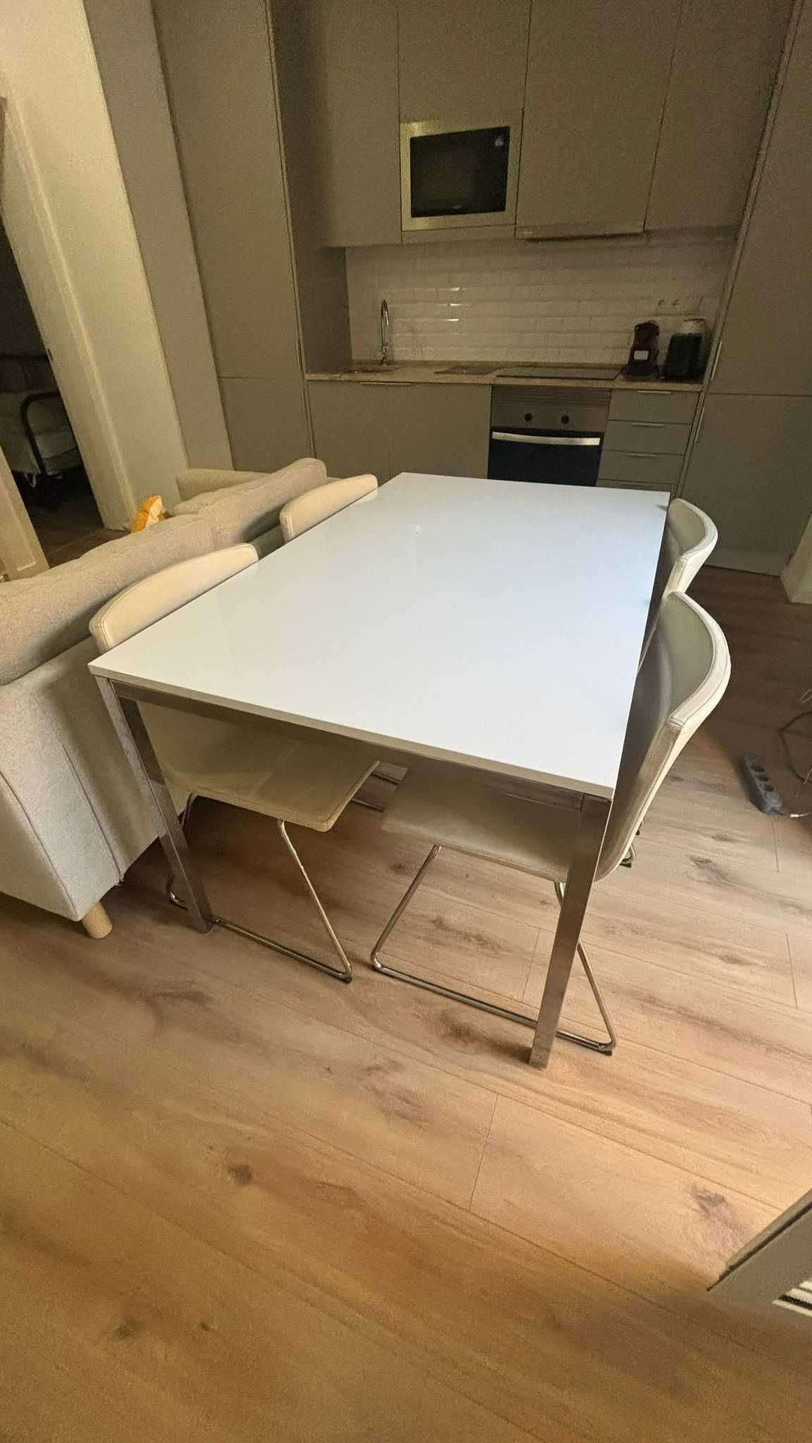 Mesa de jantar branca + 4 cadeiras