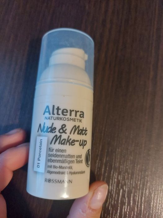 podkład do twarzy Alterra Nude & Matt Make-up w odcieniu 01 Porcelain.