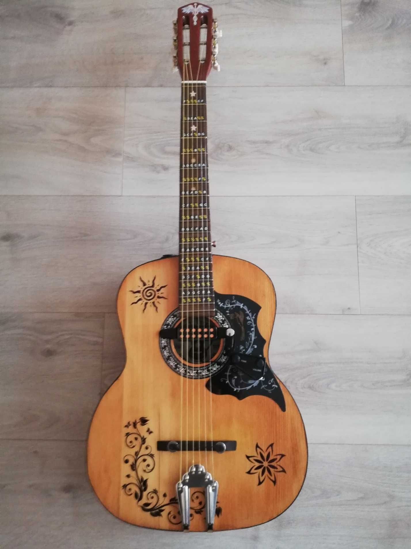 Gitara Elektroakustyczna.