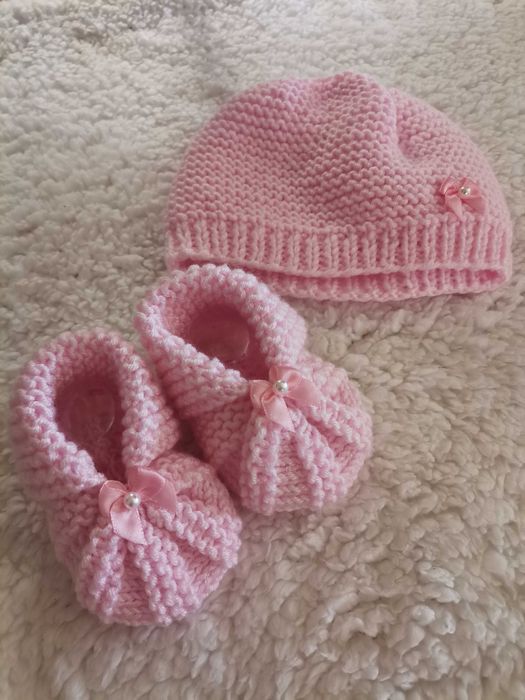 Conjunto gorro e sapatinhos bebé, tricô, feito à mão, novo