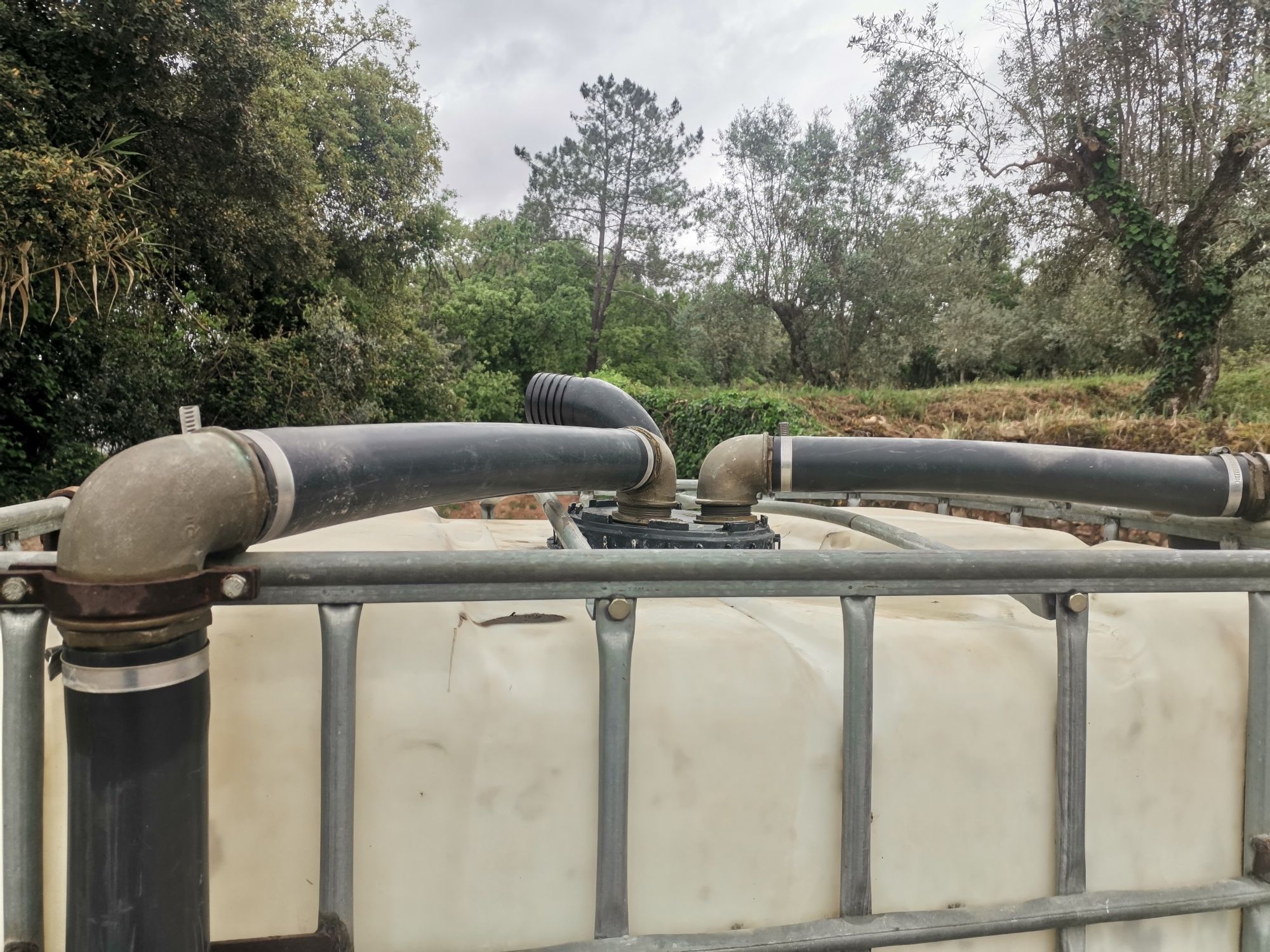 Depósito 1000 litros com bomba de água