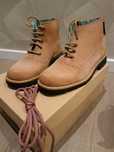 Botas em couro .