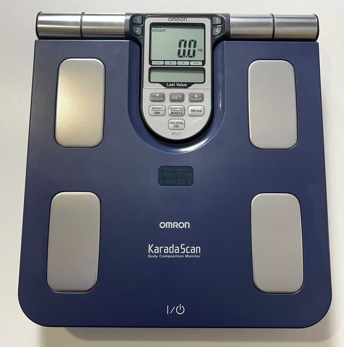 OMRON waga z analizatorem składu ciała granatowy Omron BF511