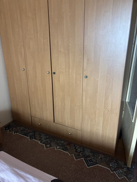 Ліжко, шафа, туалетний столик, дві приліжкові тумбочки