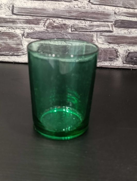Utensílios cozinha, vidro verde, sendo 2 copos e um moinho pimenta