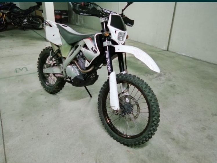 Mota AJP 250 cc com pneus novos