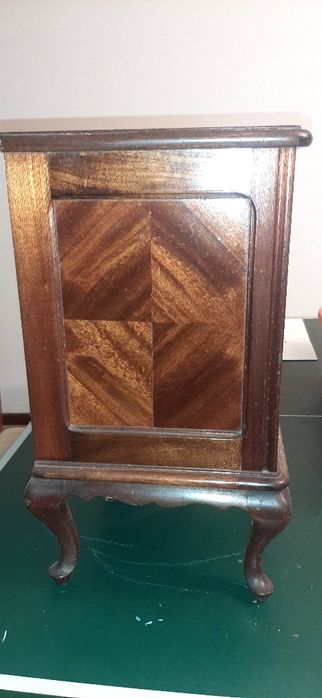 2 Mesas de cabeceira, de estilo Queen Anne