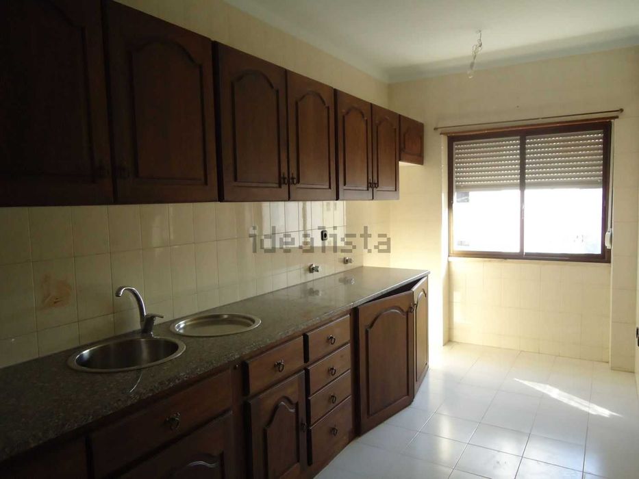 Moradia Duplex T4 em Condomínio Fechado com Pátio e Garagem no Cacém