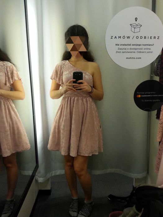 Jasny róż sukienka na jedno ramię MOHITO XS