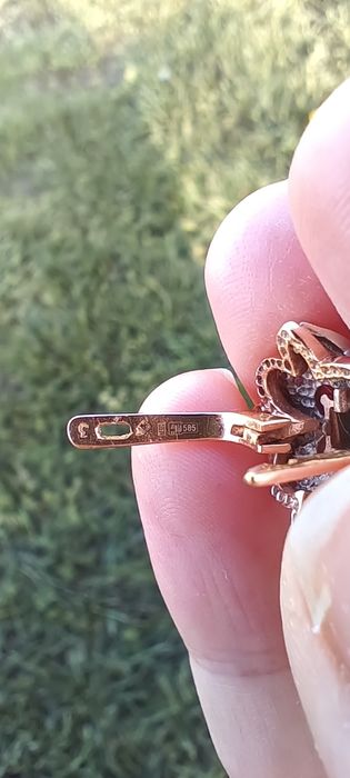 Золотые серьги с бриллиантами с изумрудом