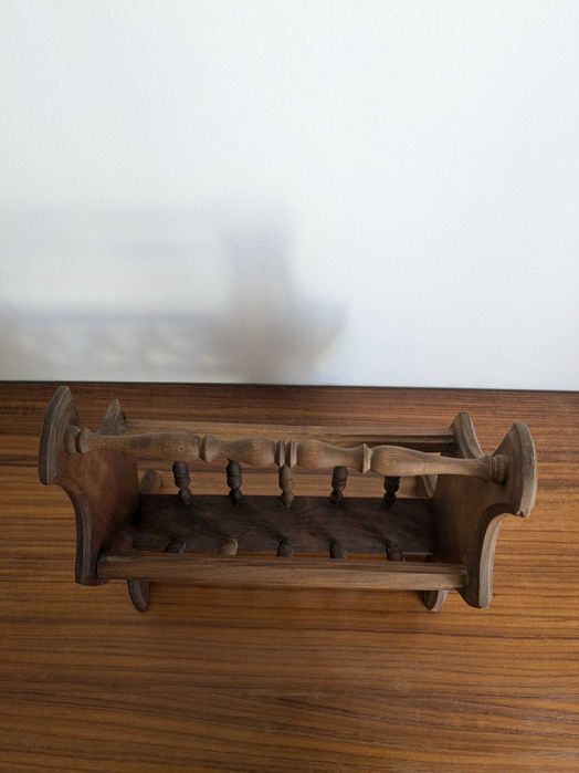 Porta-jornais em madeira