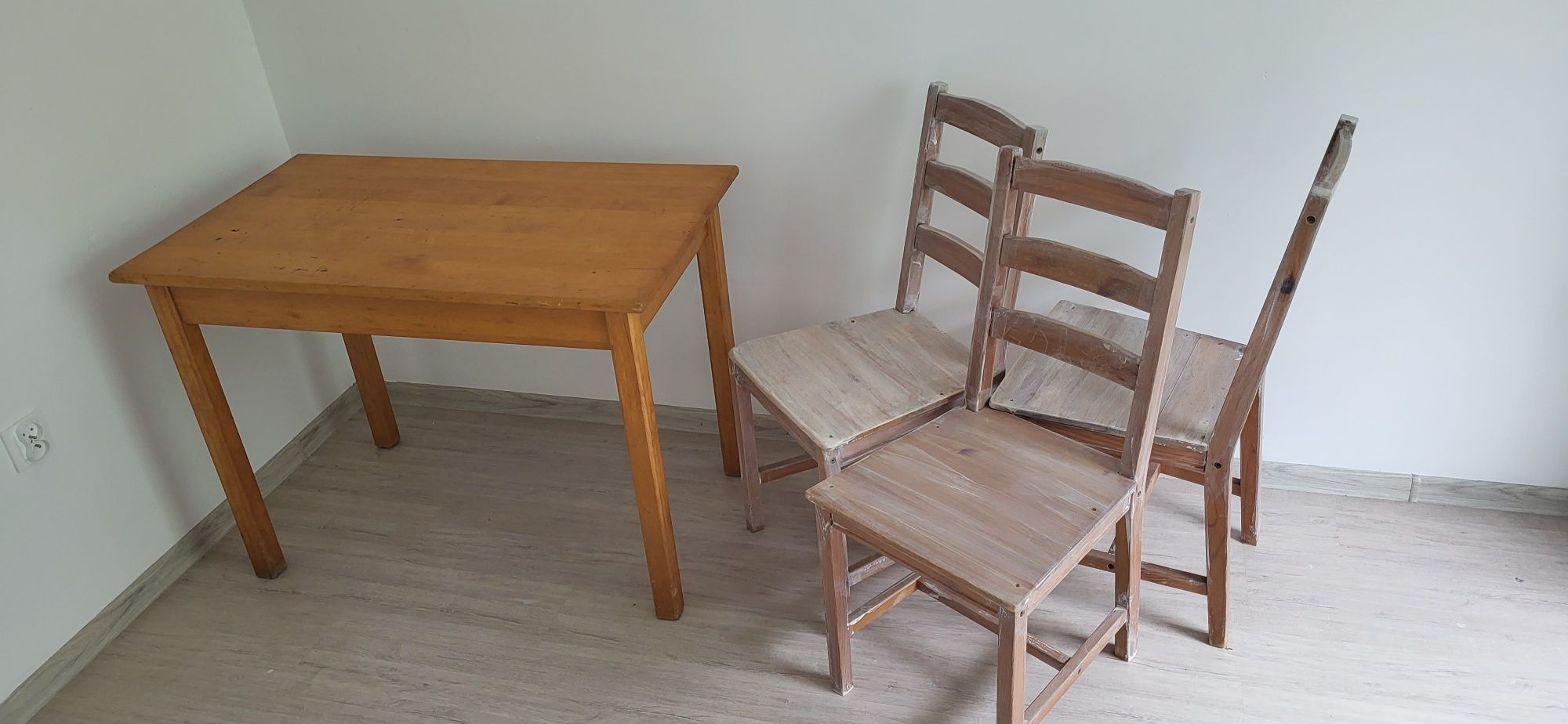Stół i 4 krzesła drewniane. 59 x 100 cm