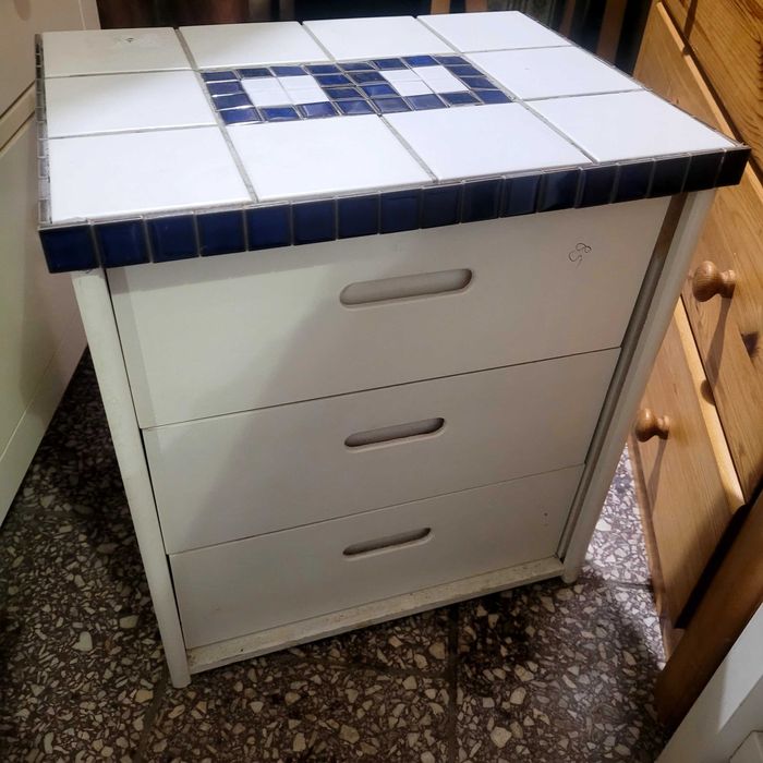 Szafki nocne białe z niebieskimi kafelkami 2szt. Możliwy transport