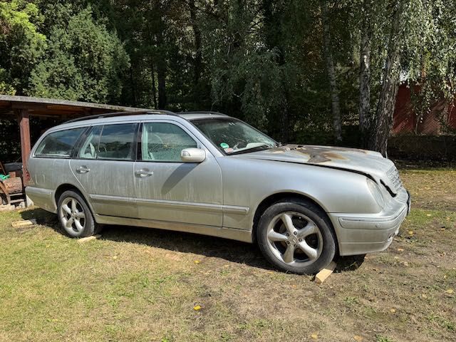 Mercedes E 320 4matic sprzedam na części - w całości