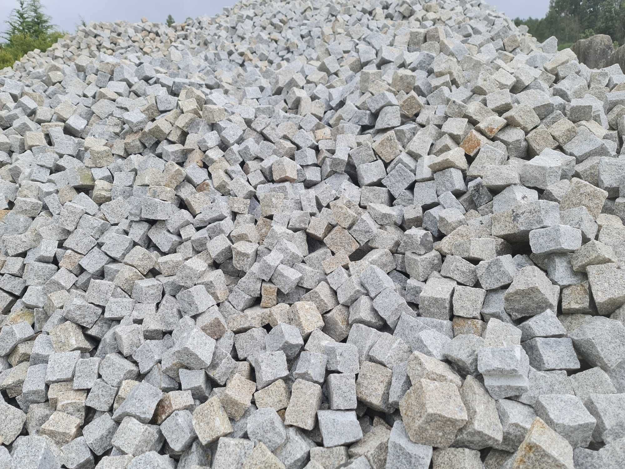 Paralelos de granito, cubos e meios cubos, rústicos ou serrados.