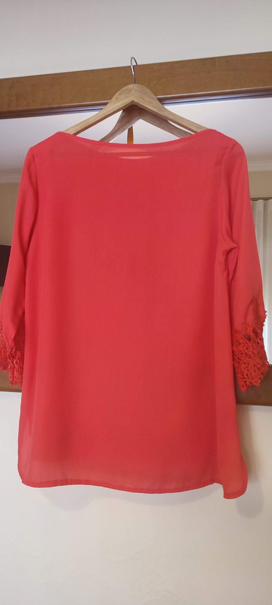 Blusa de senhora, em Coral. Veste um L